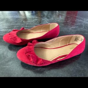 Fioni red flats with ruffles - Size: 7.5 WIDE